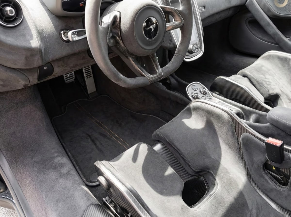 سجاد سيارة أسود لمكلارين 600 LT (2018-2020) مع حواف صفراء - AutoWin