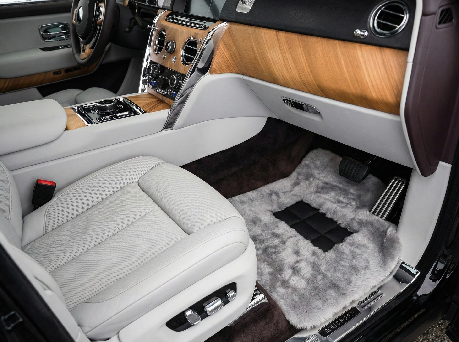 Black Sheepskin Floor Mats for Rolls Royce Cullinan (2018-2025) with Orange Leather - AutoWin