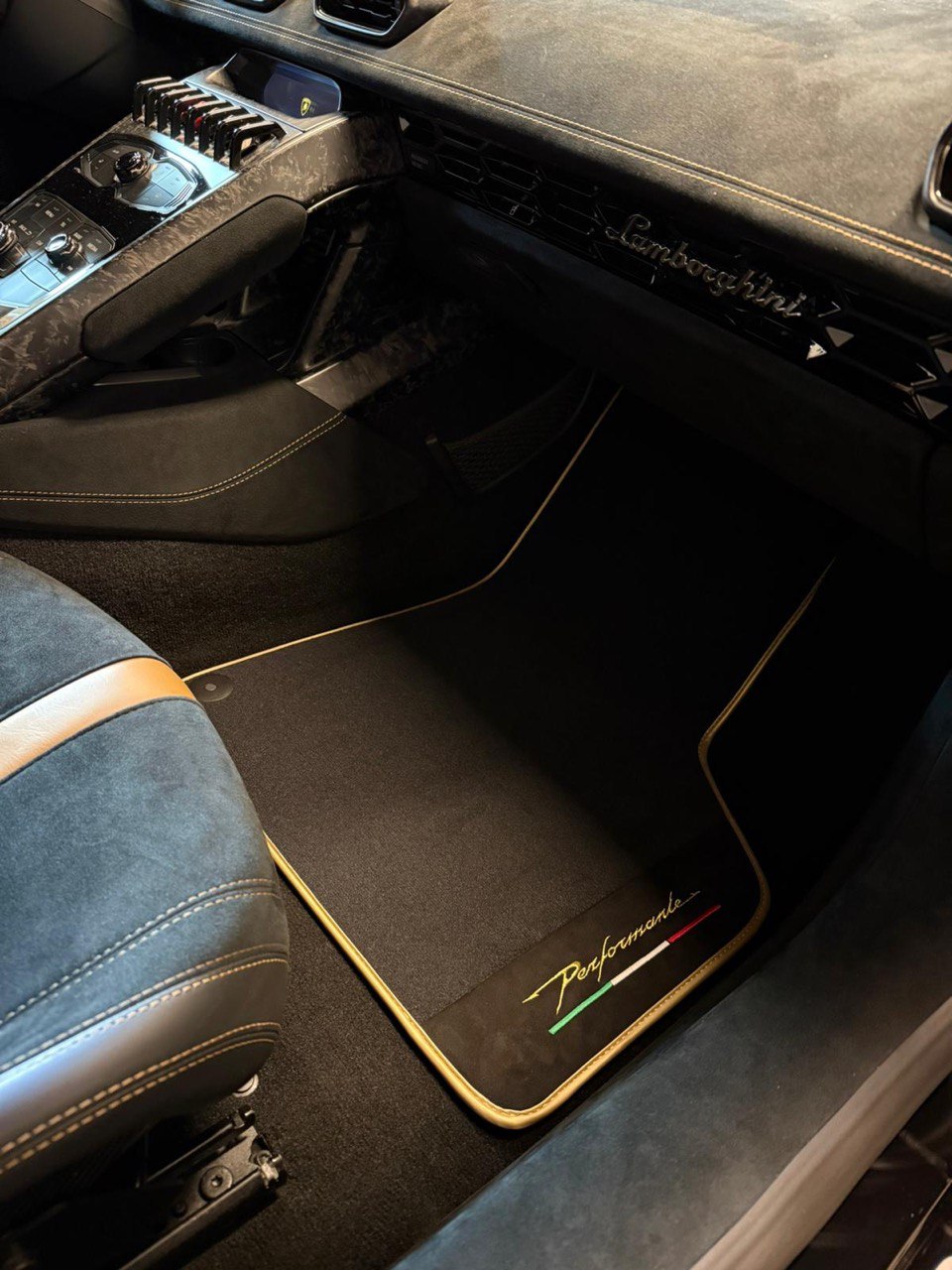 Interior look of floor mats for Lamborghini Huracan Performante