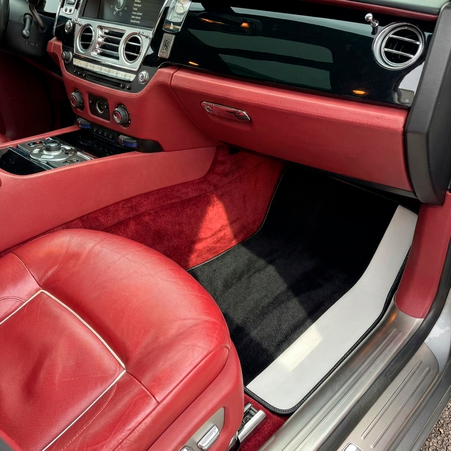 سجاد سيارة أسود ل rolls royce ghost series I (2010–2020) مع جلد أبيض