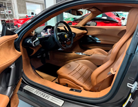 سجادات سيارات سوداء لفيراري SF90 ستردال (2019-2024) مع جلد ذهبي