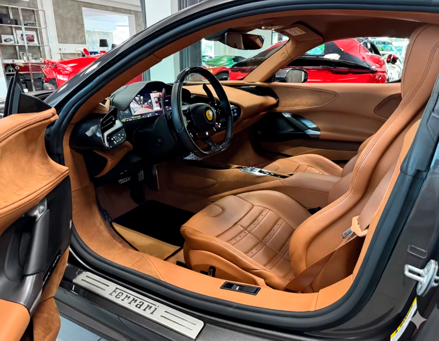 سجادات سيارات سوداء لفيراري SF90 ستردال (2019-2024) مع جلد ذهبي