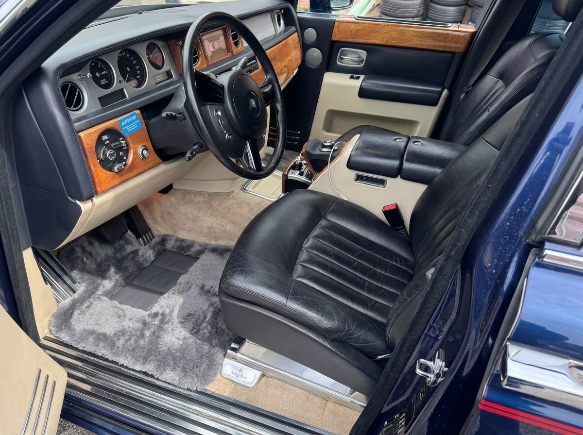 حشوات سيارات جلد الغنم الرمادي الداكن لسيارة رولز رويس فانتوم الثامن (2017-2024) تصميم Er56