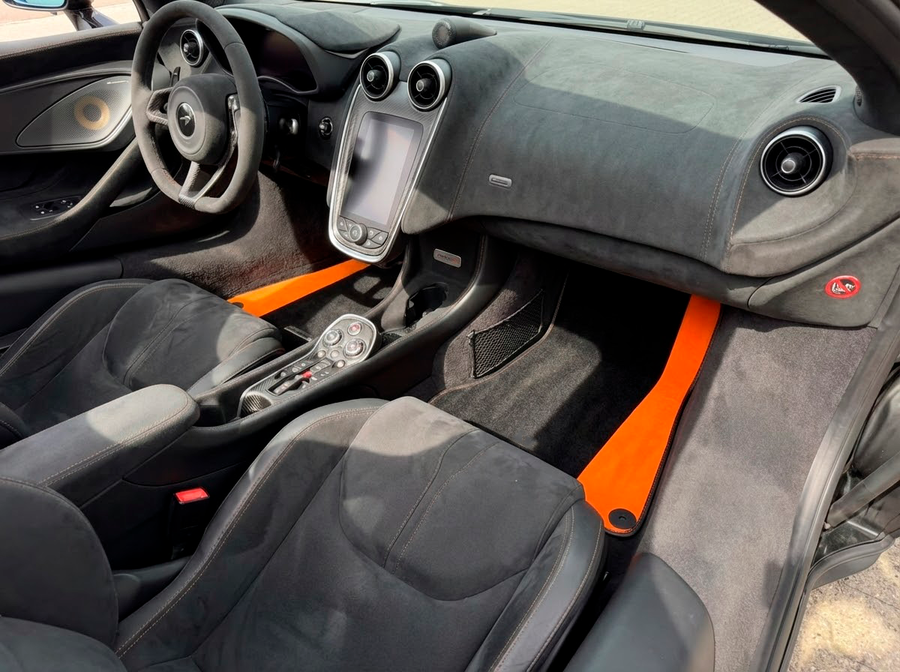 سجاد السيارات الأسود لموديل McLaren 600 LT (2018-2020) مع جلد ألكانتارا البرتقالي