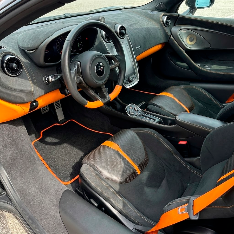 سجاد سيارات لمكلارين 570S (2015-2021) باللون الأسود مع حواف برتقالية
