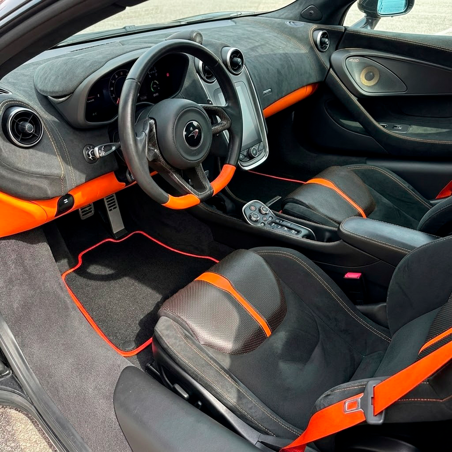 حصائر سيارات لمكلارين 570S (2015-2021) باللون الأسود مزينة بالحواف الحمراء