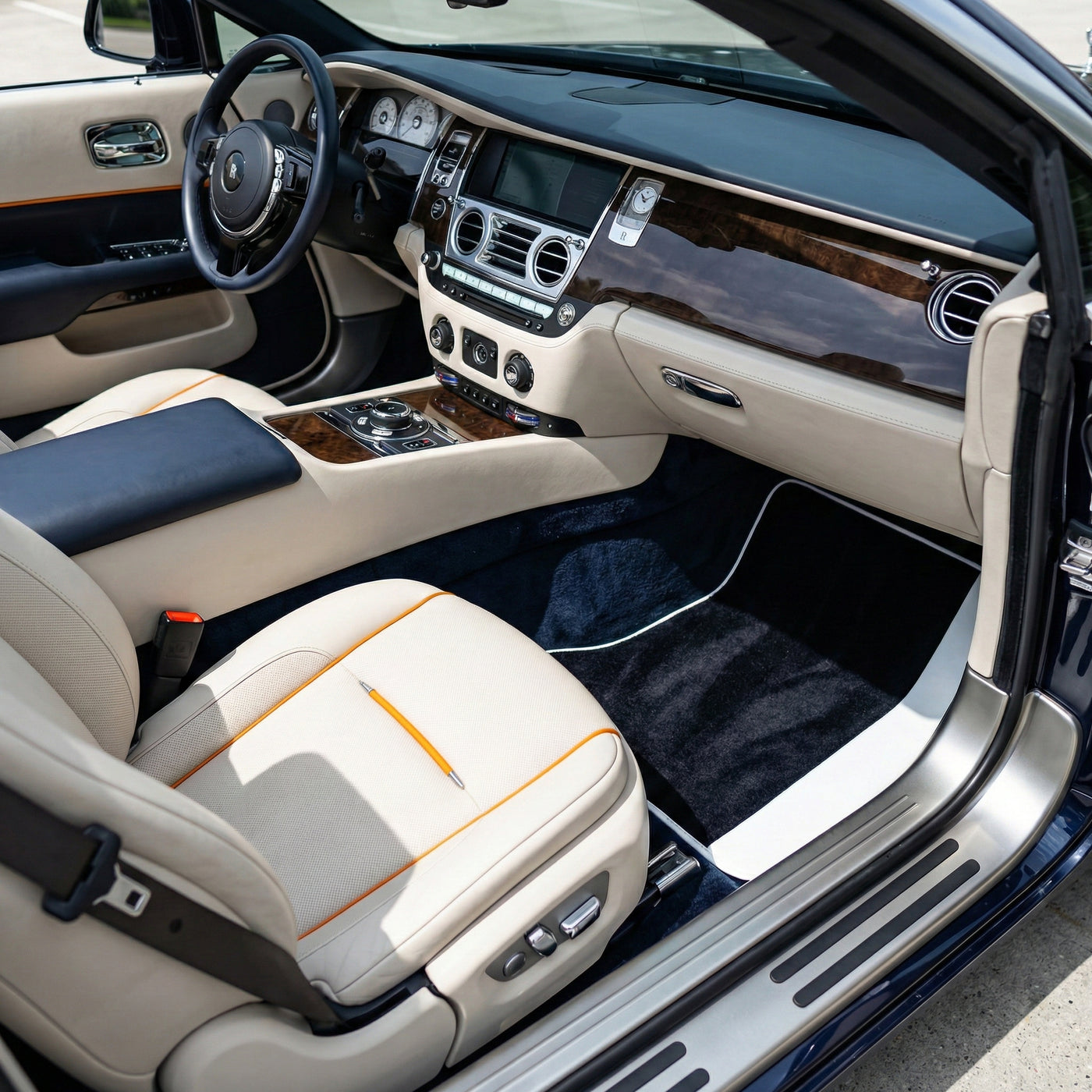 سجاد سيارات سوداء لسيارة رولز رويس داون (2016-2023) مع جلد أبيض | حواف بيضاء