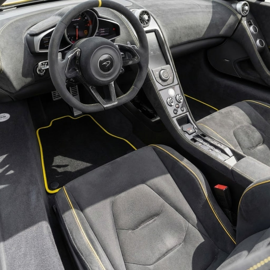سجادات سيارات لمكلارين 650S (2015-2018) سوداء مصممة مع حواف صفراء