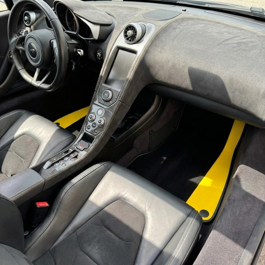 سجاد السيارات الأسود لموديل McLaren MP4-12C (2011–2014) مع جلد أصفر