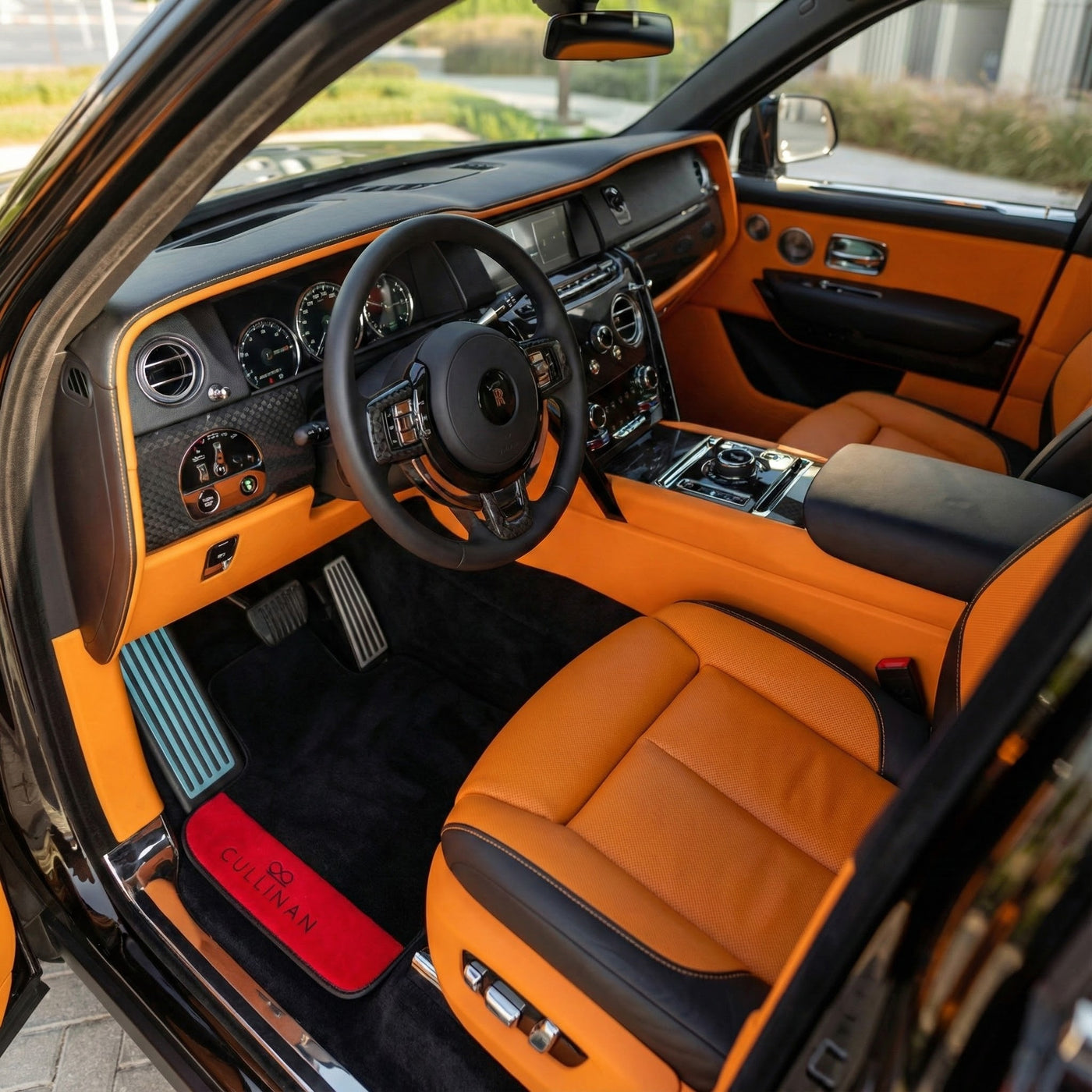 سجادات سيارات سوداء لسيارة رولز رويس كولينان مع جلد ألكانترا الأحمر