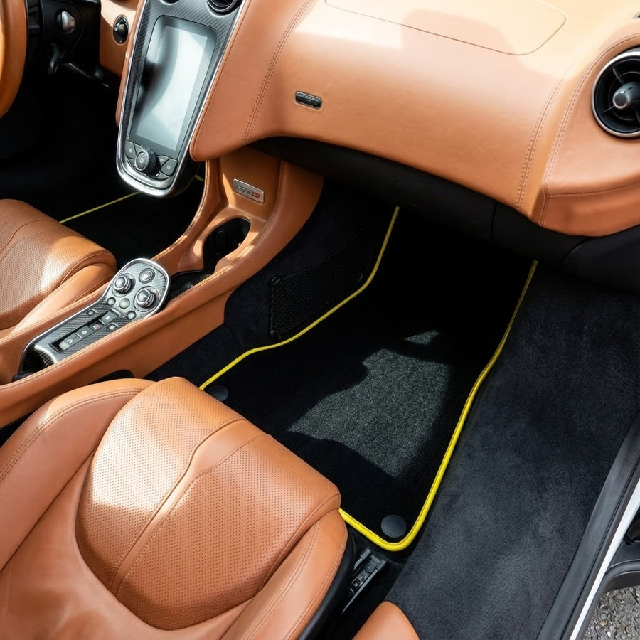 سجاد سيارات لمكلارين 570S (2015-2021) باللون الأسود مع حواف صفراء