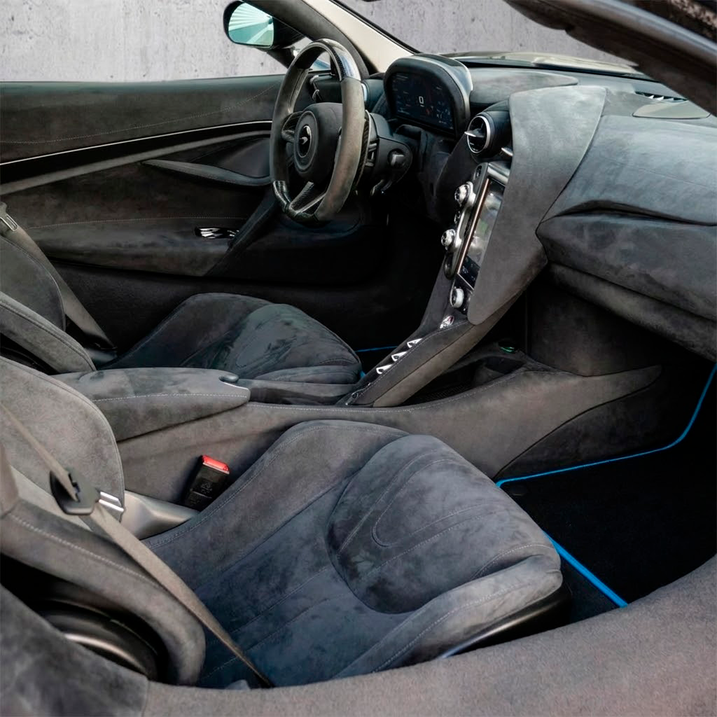 بساط سيارات أسود لمكلارين 720S (2017-2021) مع حواف زرقاء