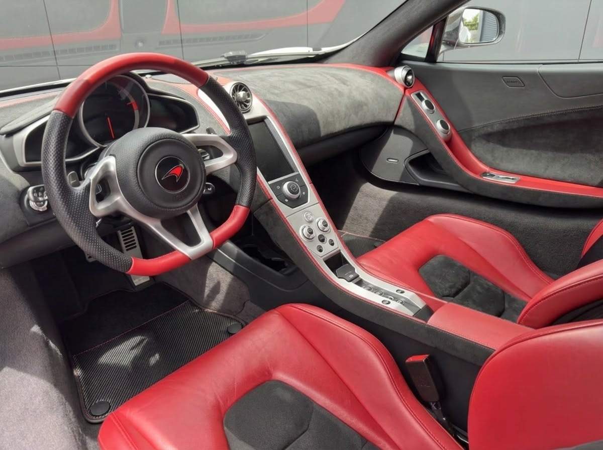 سجاد السيارات القابل للتخصيص لموديل McLaren MP4-12C (2011–2014) قماش أسود مفصل مع كربون