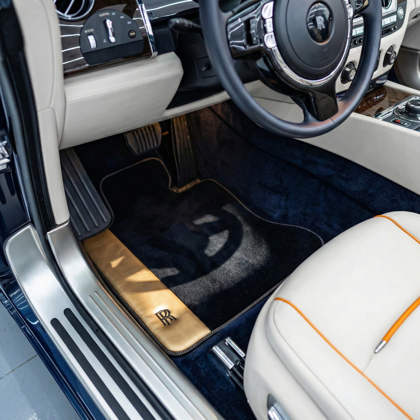 حصر السيارة السوداء لسيارة رولز رويس داون (2016-2023) مع جلد ذهبي