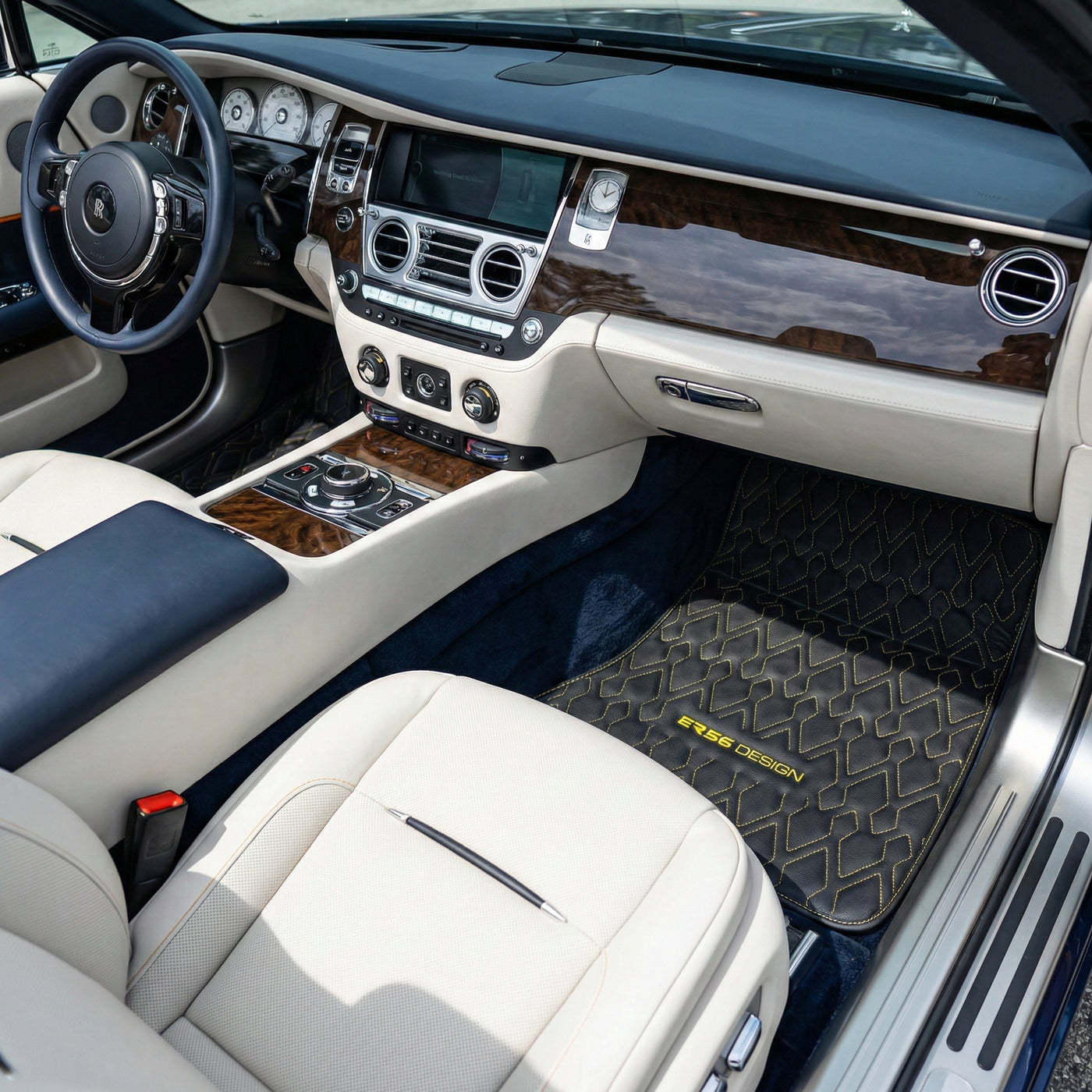 سجاد سيارة من الجلد الأسود لرولز رويس داون (2016-2023) تصميم ER56