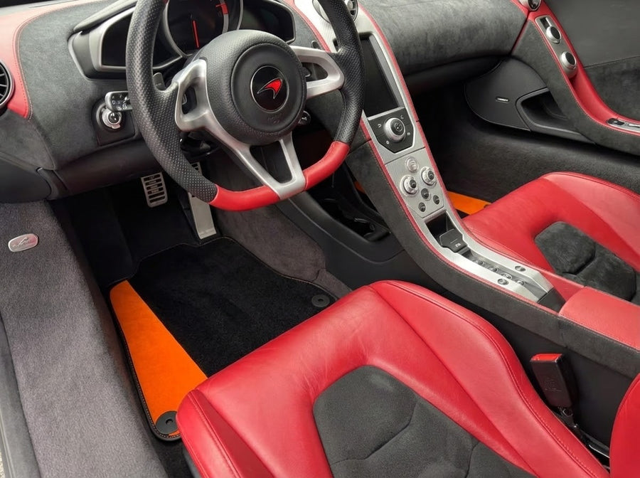 سجاد سيارة أسود لمكلارين MP4-12C (2011–2014) مع جلد ألكانتارا البرتقالي