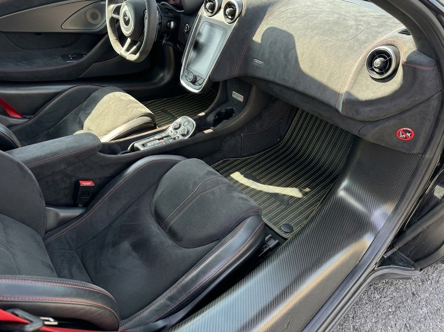 سجاد السيارات الجلدية لموديل McLaren 600 LT (2018-2020) قماش أسود مع خياطة صفراء