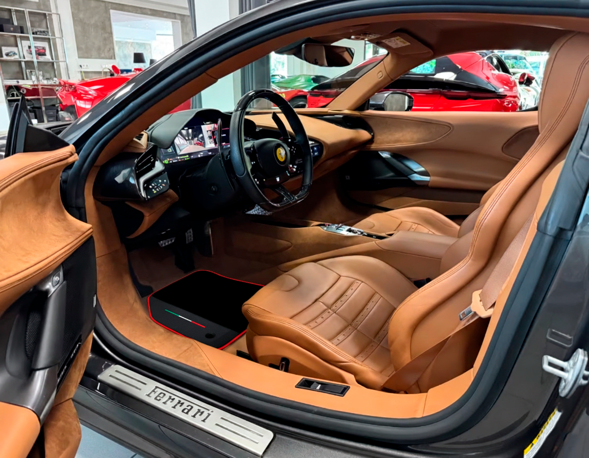 سجاد سيارات أسود لفيراري SF90 سترادال (2019-2024) مع جلد وحدود حمراء