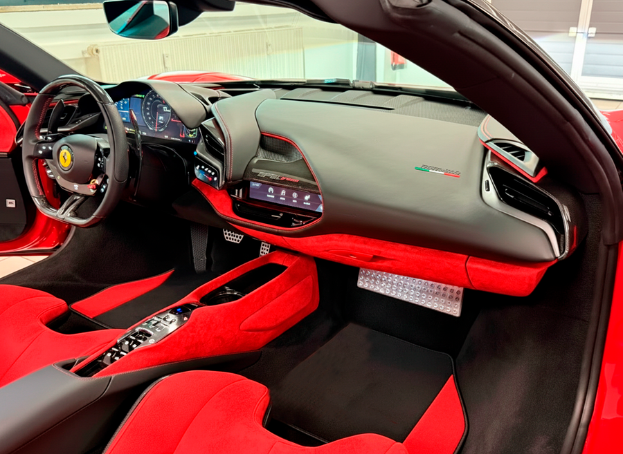 حصائر سيارات سوداء لفيرياري SF90 سترادالي (2019-2024) مع جلد ألكنتارا الأحمر