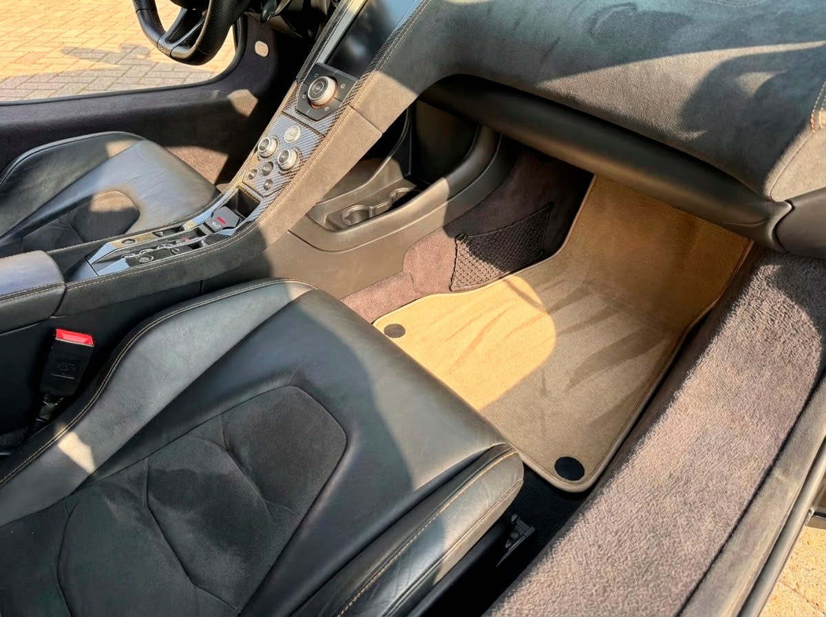 سجاد سيارات لمكلاارين MP4-12C (2011–2014) مجموعة سجادات بيج مخصصة أوتو وين