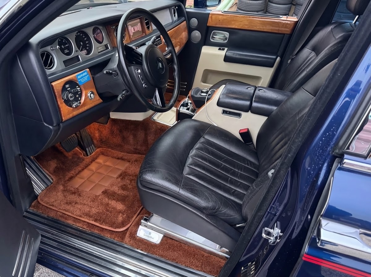 Interior look of floor mats for Brown Sheepskin Floor Mats For Rolls Royce Phantom 2003–2016 Er56 Design Brand