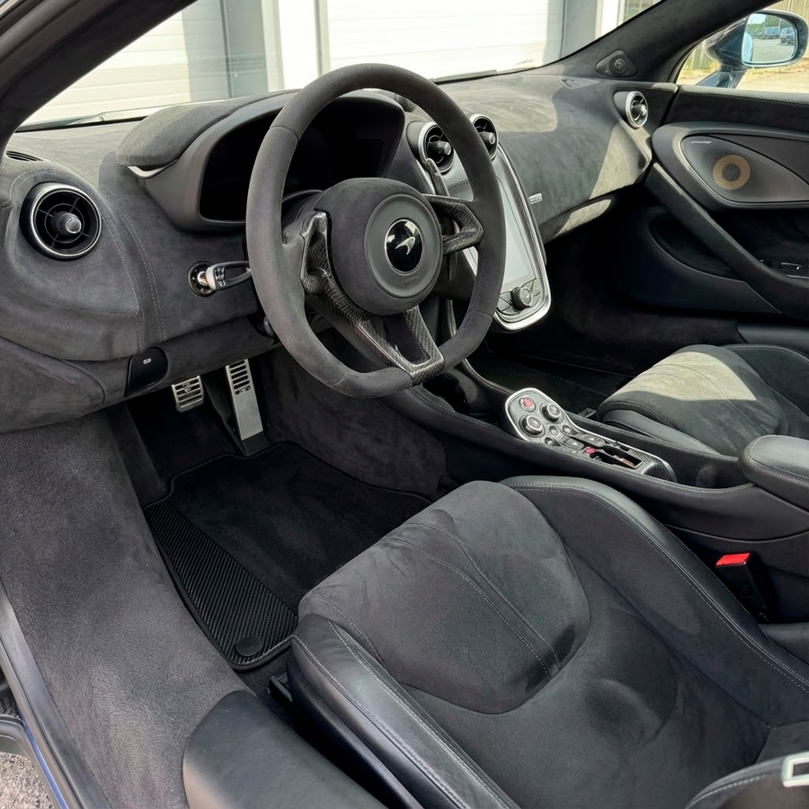 سجاد السيارات الأسود لموديل McLaren 600 LT (2018-2020) مع جلد كربوني