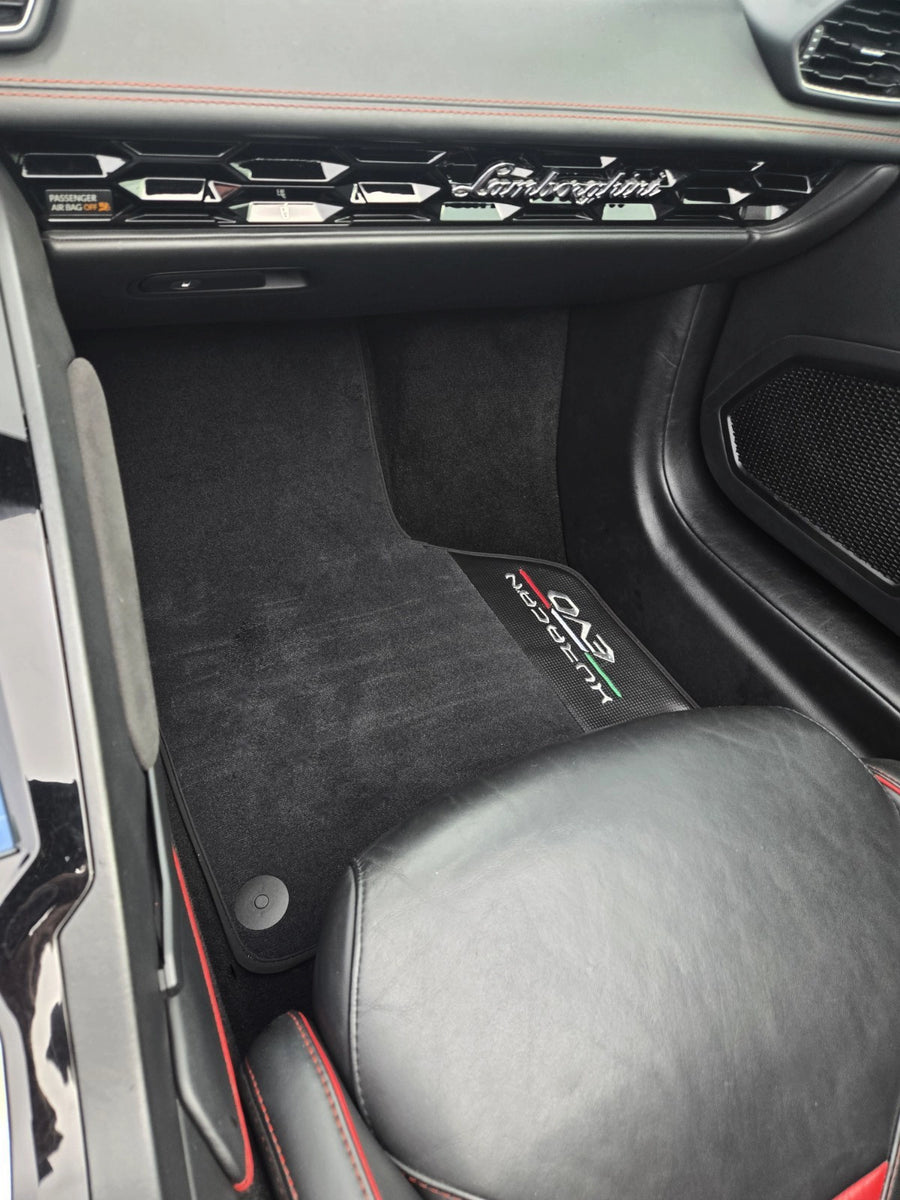سجاد سيارات أسود للامبورغيني هوراكان EVO 2019-2024 مع حواف جلدية من ألياف الكربون