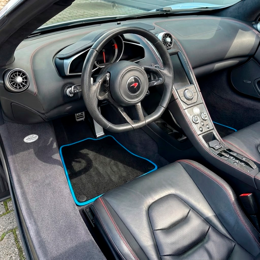سجاد سيارة أسود لمكلارين MP4-12C (2011–2014) مع حواف زرقاء
