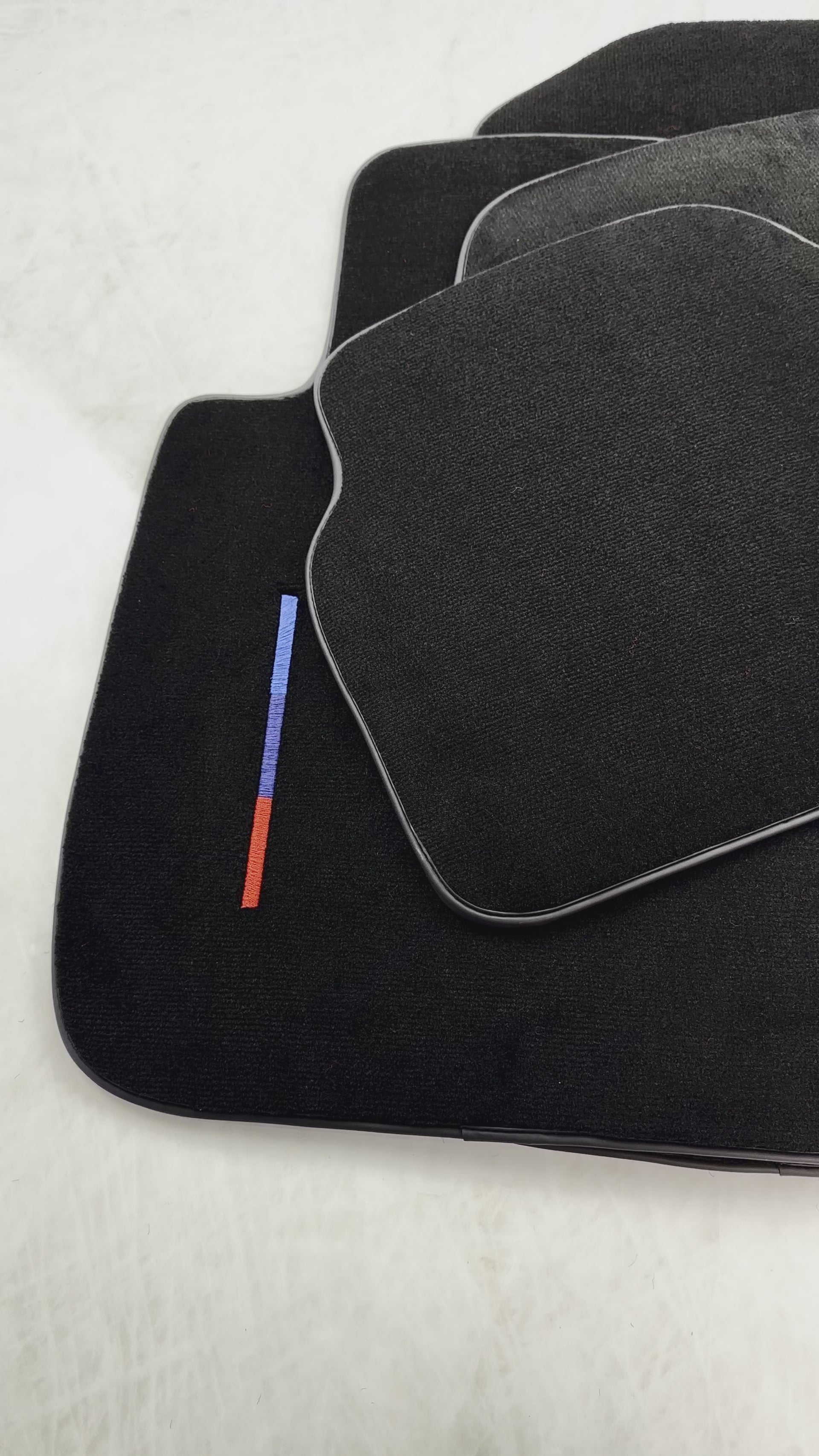 سجادات أرضية سوداء لسيارة BMW M3 4 أبواب E90 مع 3 خطوط ملونة مصممة بشكل مثالي - AutoWin