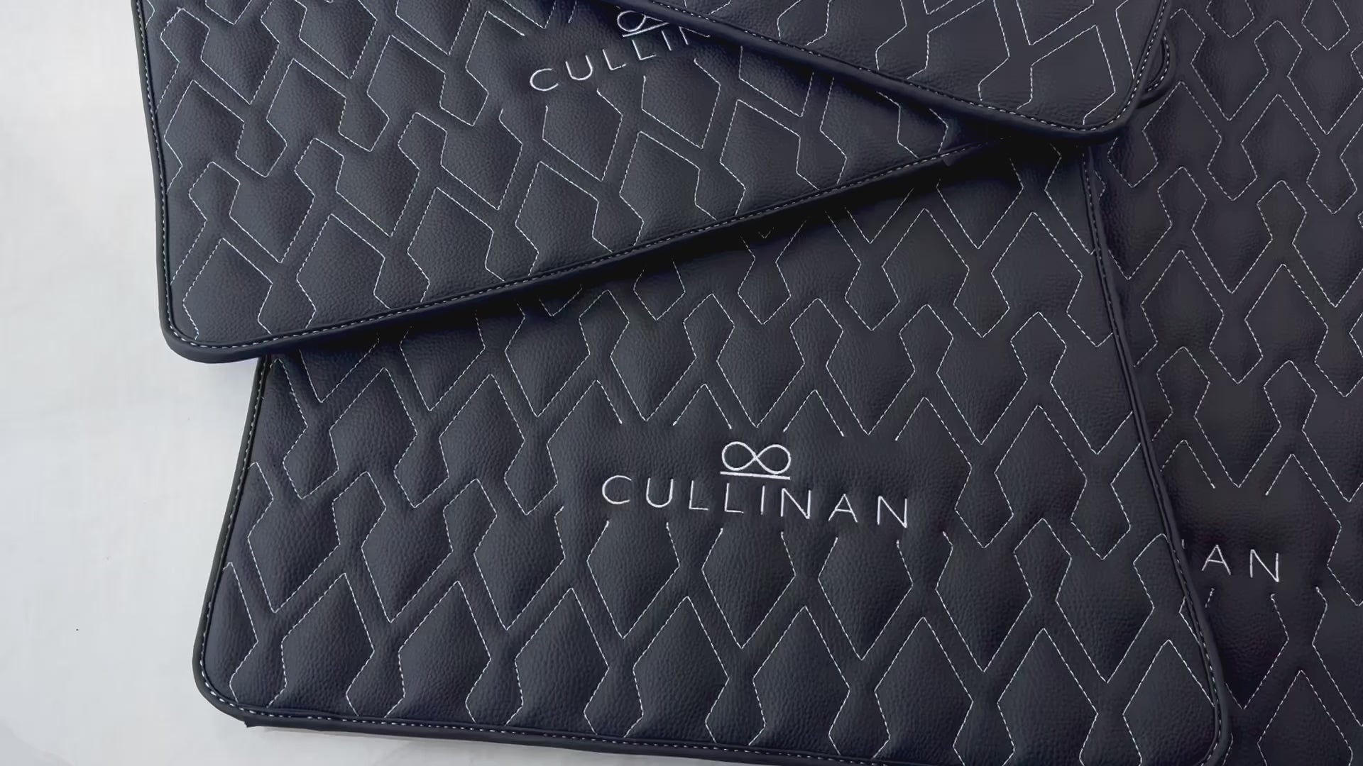 سجاد سيارة جلد أسود لرولز رويس كولينان (2018-2025) مع خياطة بيضاء - AutoWin.EU