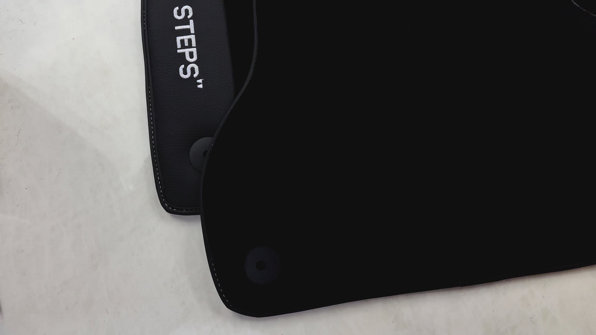 حصائر سيارات سوداء لـ A4 - B9 أفانت (2019-2023) | شعار فلوريسنت "لا خطوات" - AutoWin