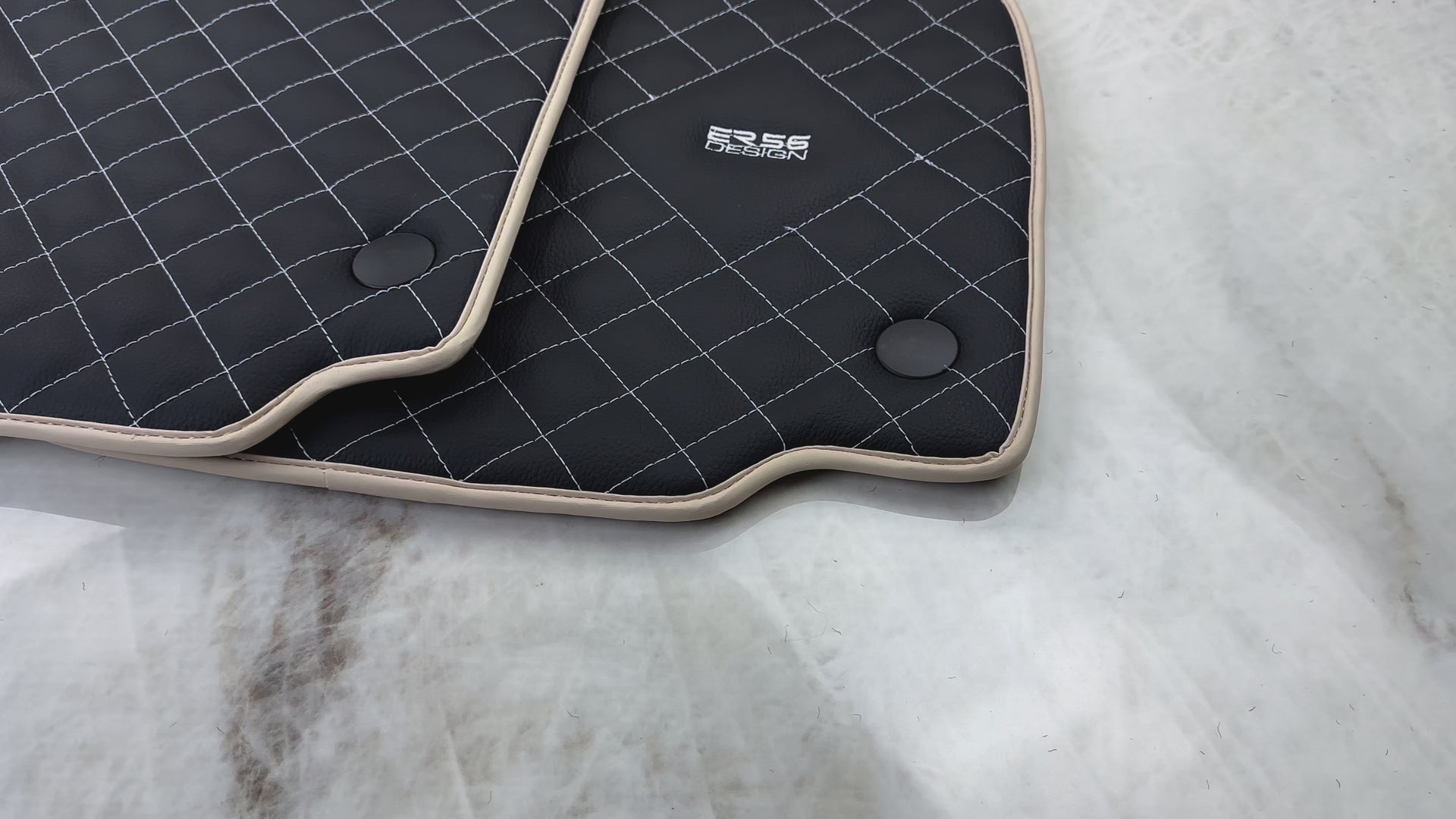 سجادات سيارة جلدية لفيراري 488 سبايدر 2015-2022 بتصميم خياطة بيضاء ER56 | قطع بيج - AutoWin