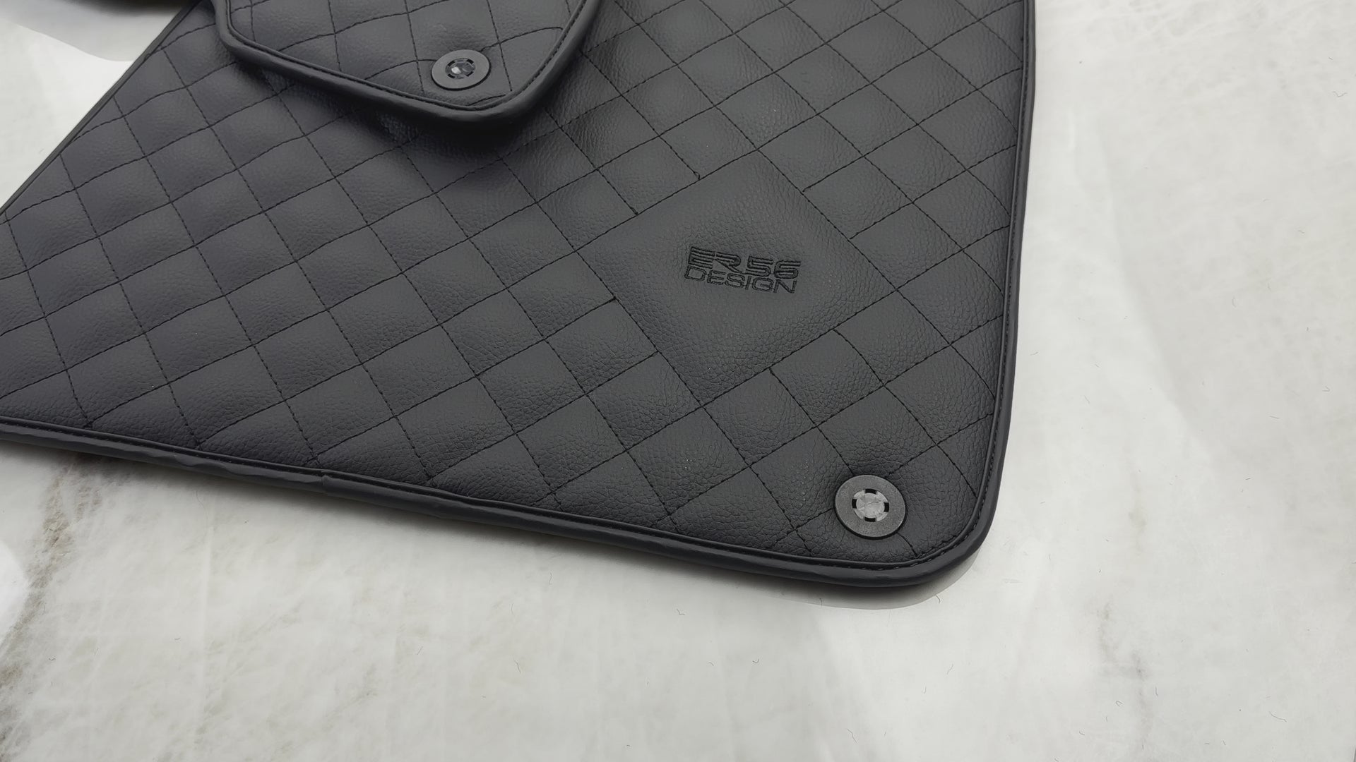 سجاد سيارة جلدية لفيراري كاليفورنيا تي (2015-2018) بتصميم خياطة ER56 الأسود - AutoWin