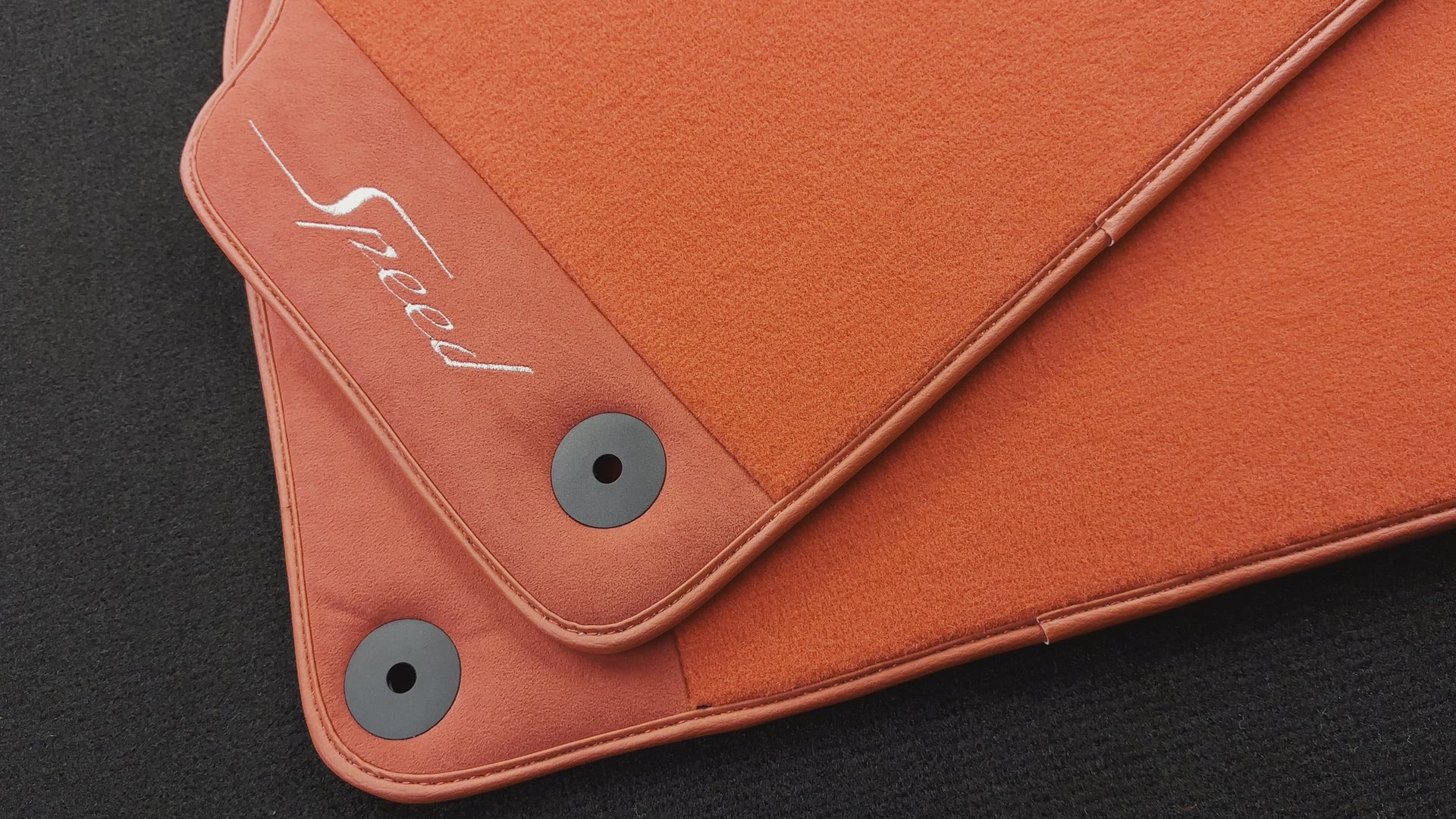 سجاد سيارة أحمر لبينتلي بنتايجا (2015-2023) مع جلد ألكانتارا - AutoWin