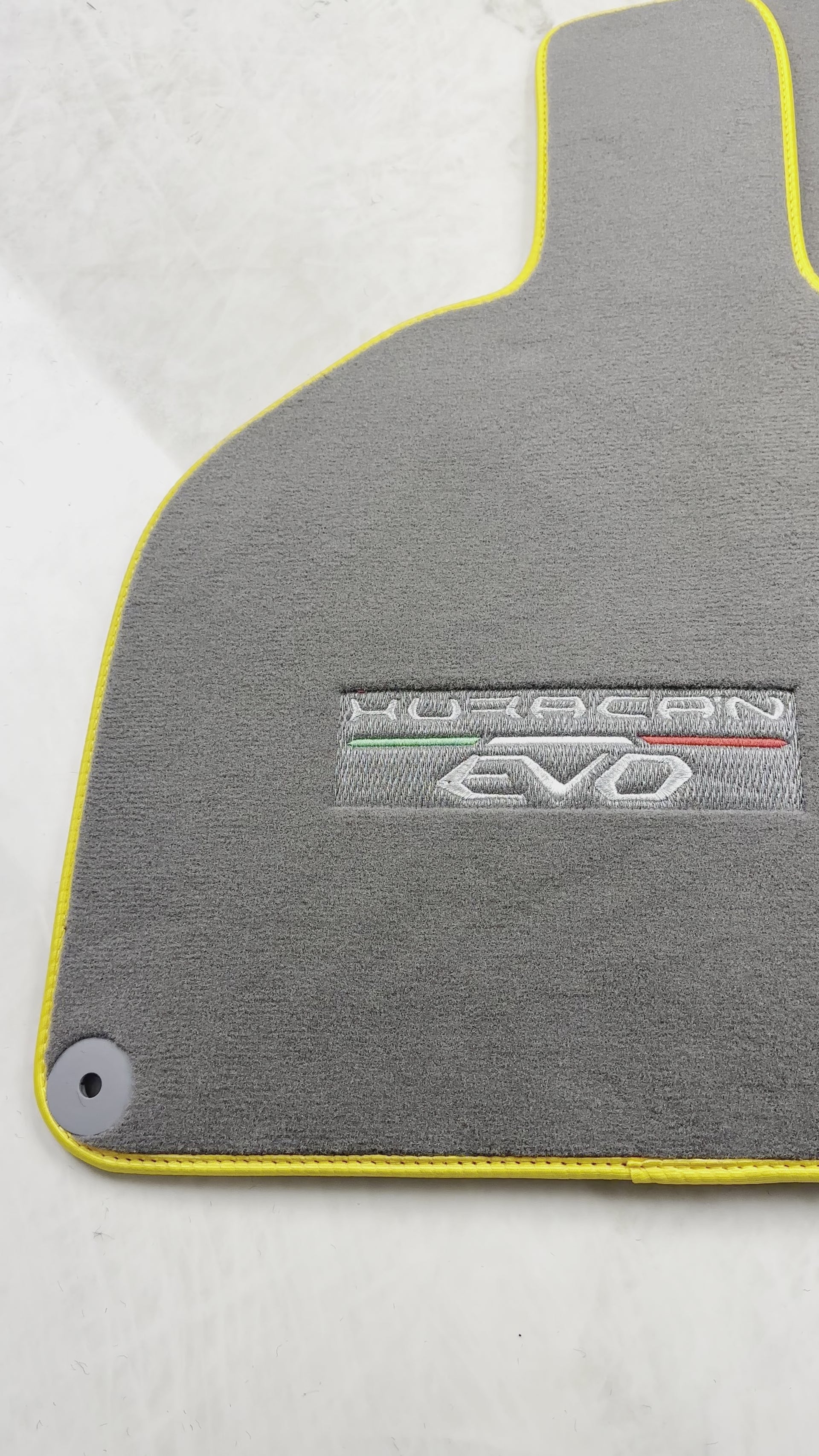 حصائر سيارات رمادية لسيارة لامبورغيني هوراكان EVO (2019-2024) بحواف صفراء - AutoWin.EU