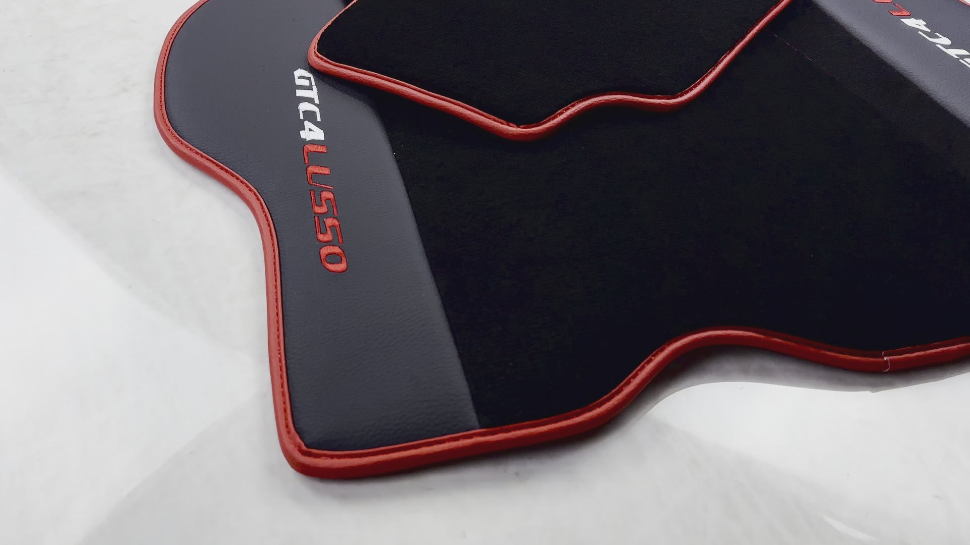 حبال سيارات سوداء لفيراري GTC4 لوسو (2016-2023) مع جلد وحواف حمراء - AutoWin