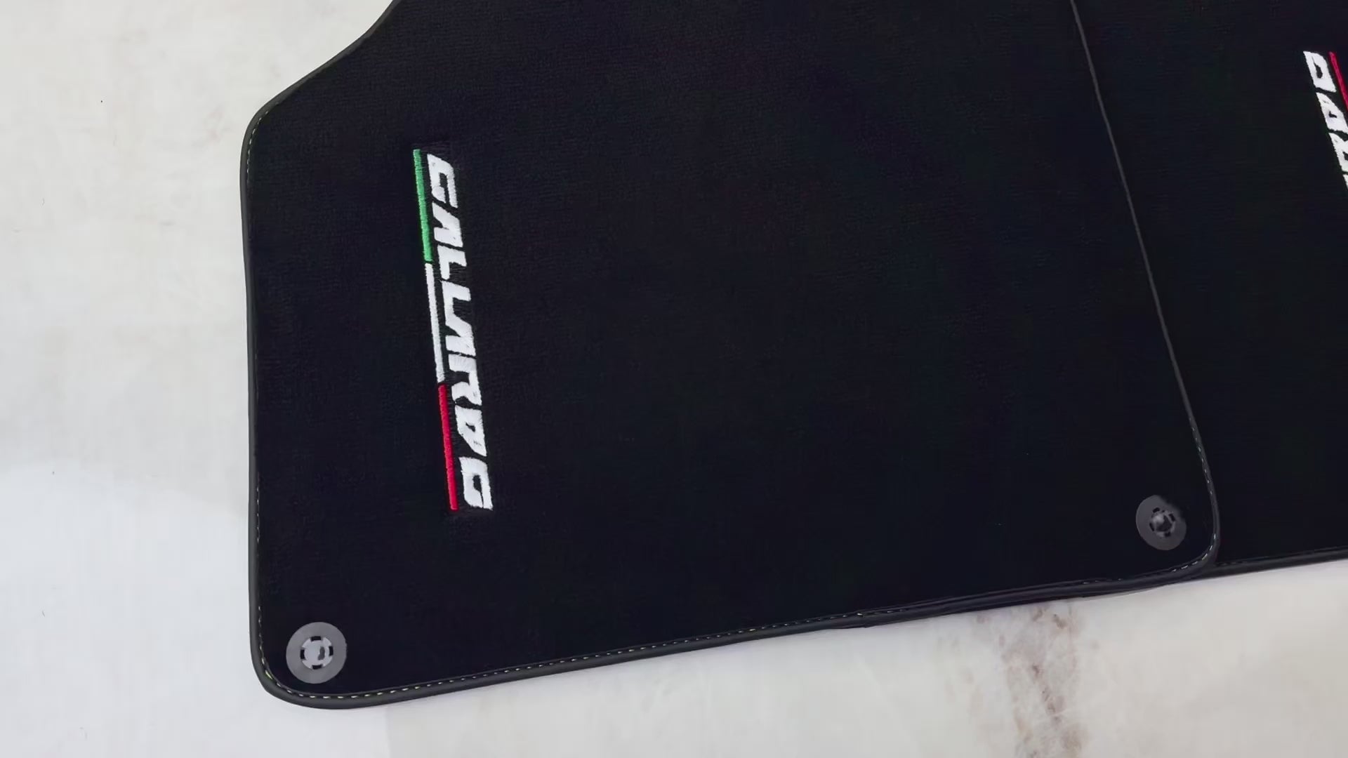 بساط سيارات أسود لمغامرة لامبورغيني جالاردو - AutoWin.EU