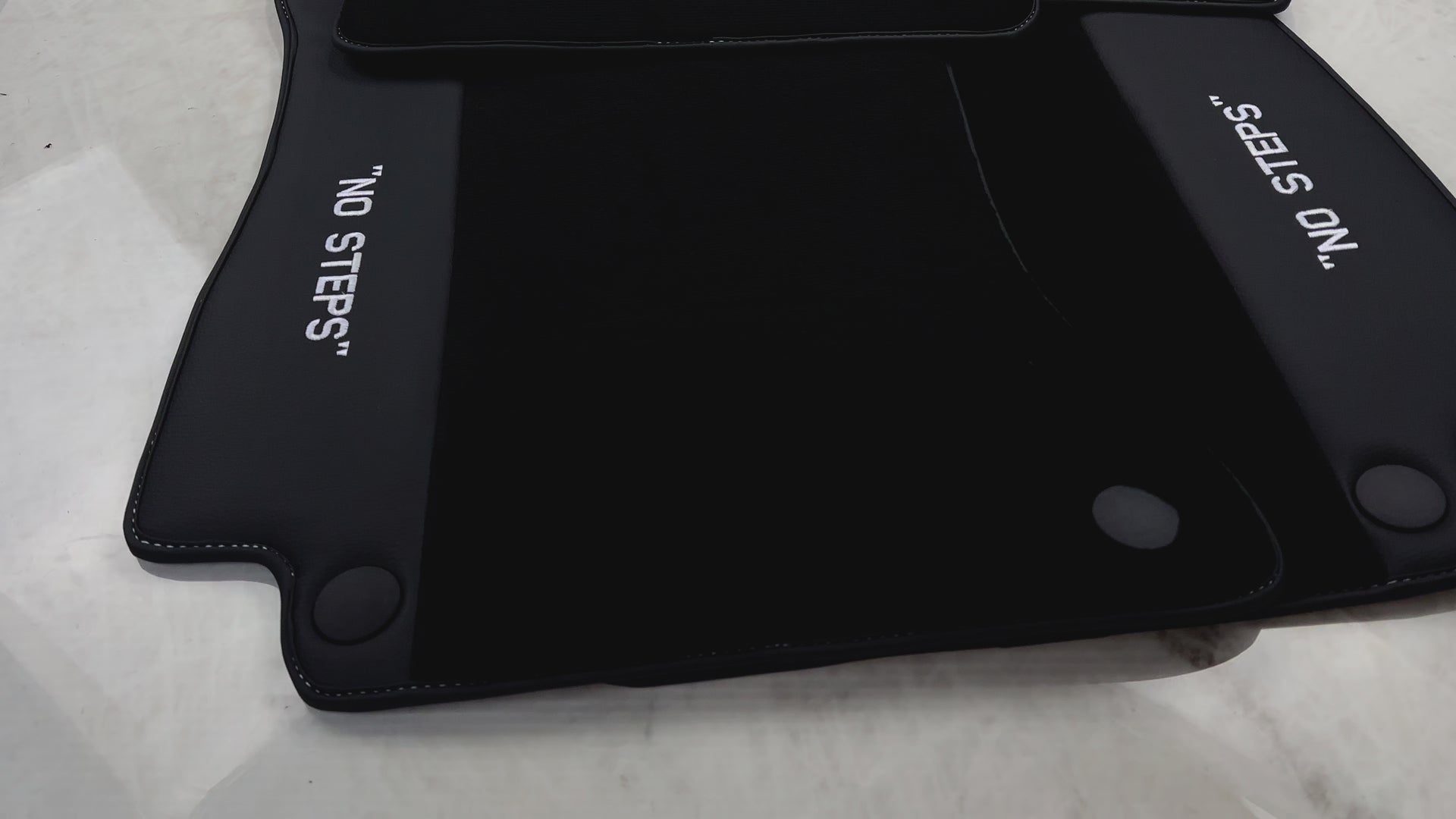 سجادات سيارات سوداء لمرسيدس بنز E-Class W213 سيدان (2020-2023) هايبرد | شعار فلووروسنت "لا خطوات" - AutoWin