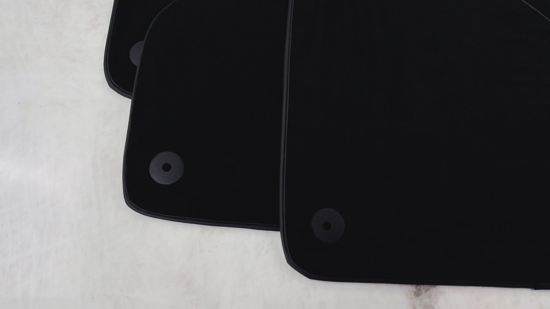 بساط سيارات أسود لأستون مارتن DBX (2020–2023) - AutoWin