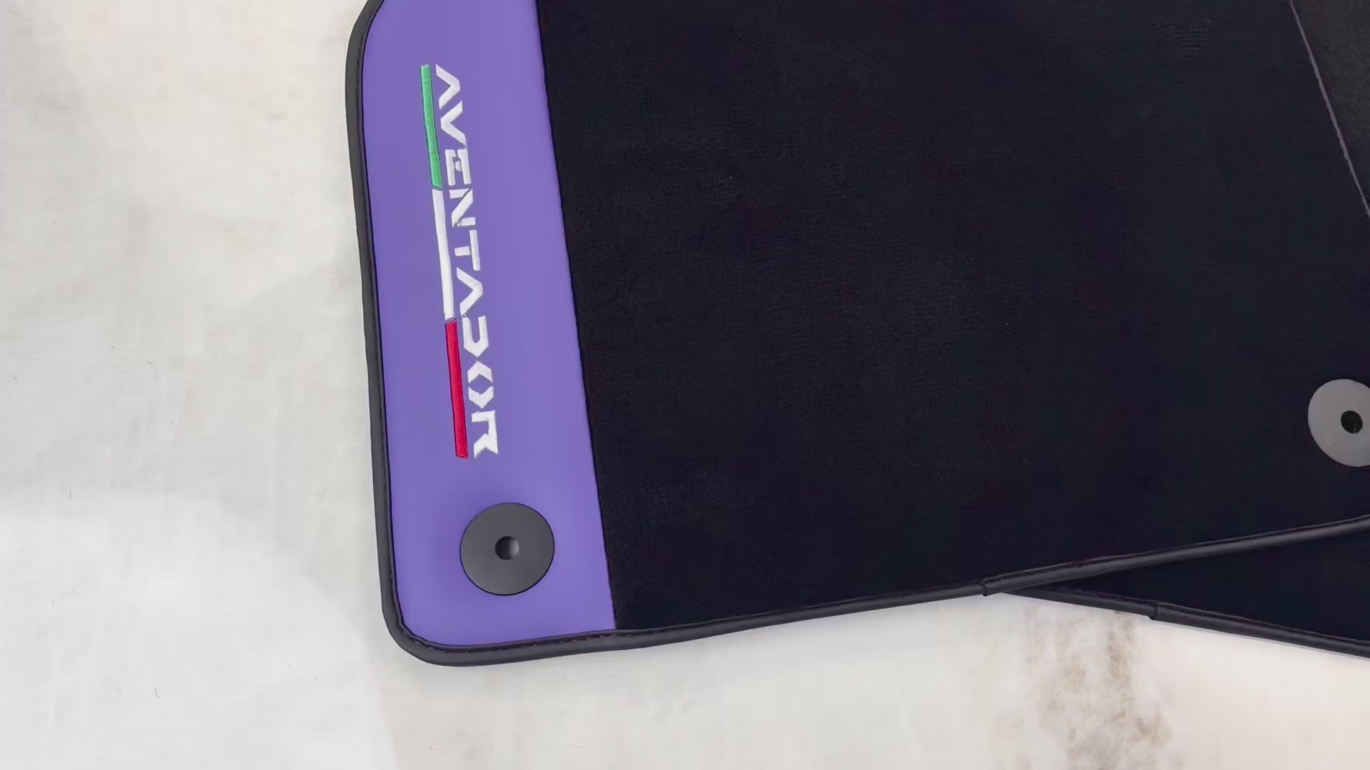 سجادات سيارات جلدية بنفسجي لسيارة لامبورغيني أفينتادور | حواف سوداء - AutoWin.EU