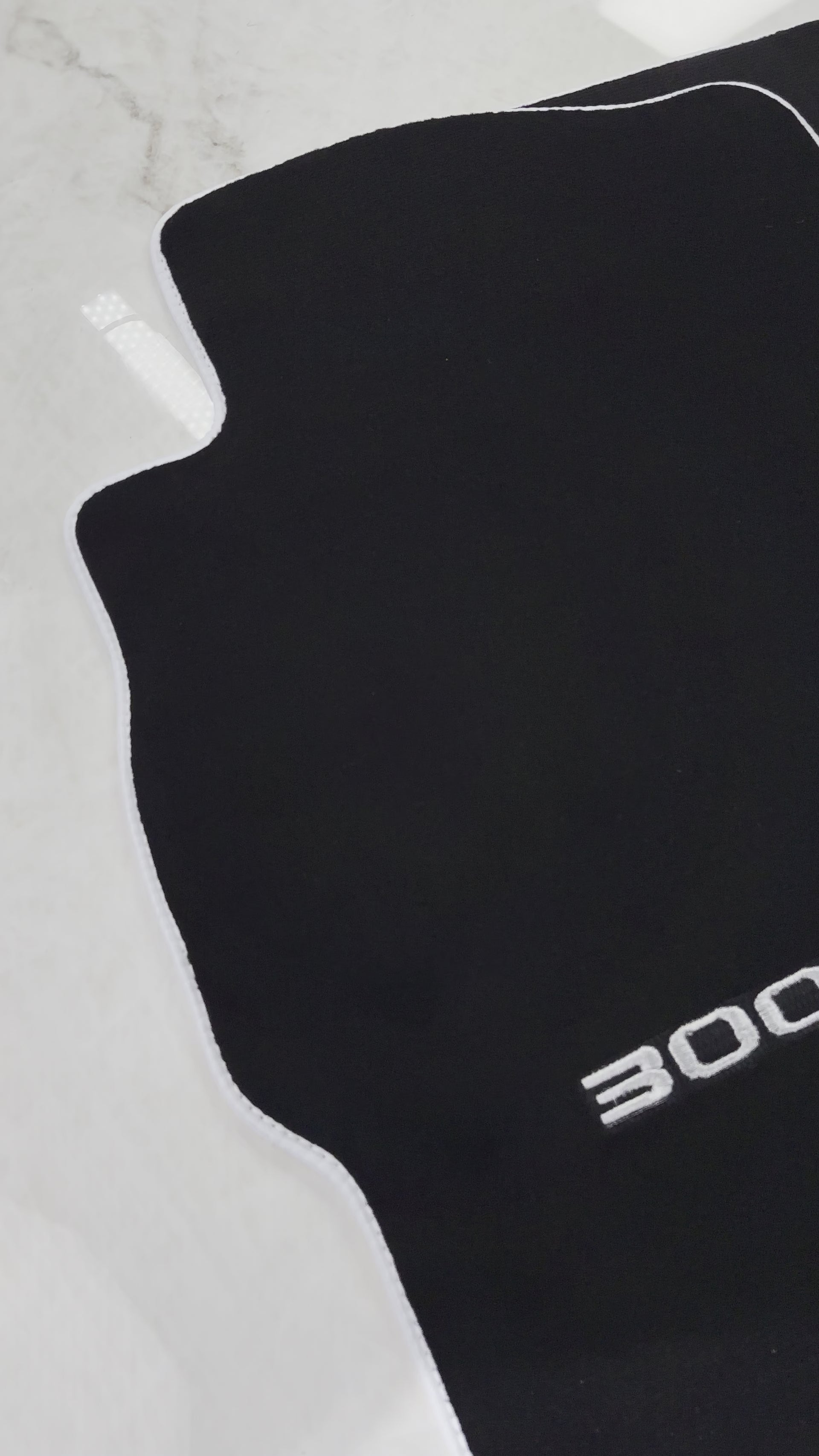 حصائر سيارات سوداء لنيسان 300ZX (1990-2000) مع حواف بيضاء - AutoWin