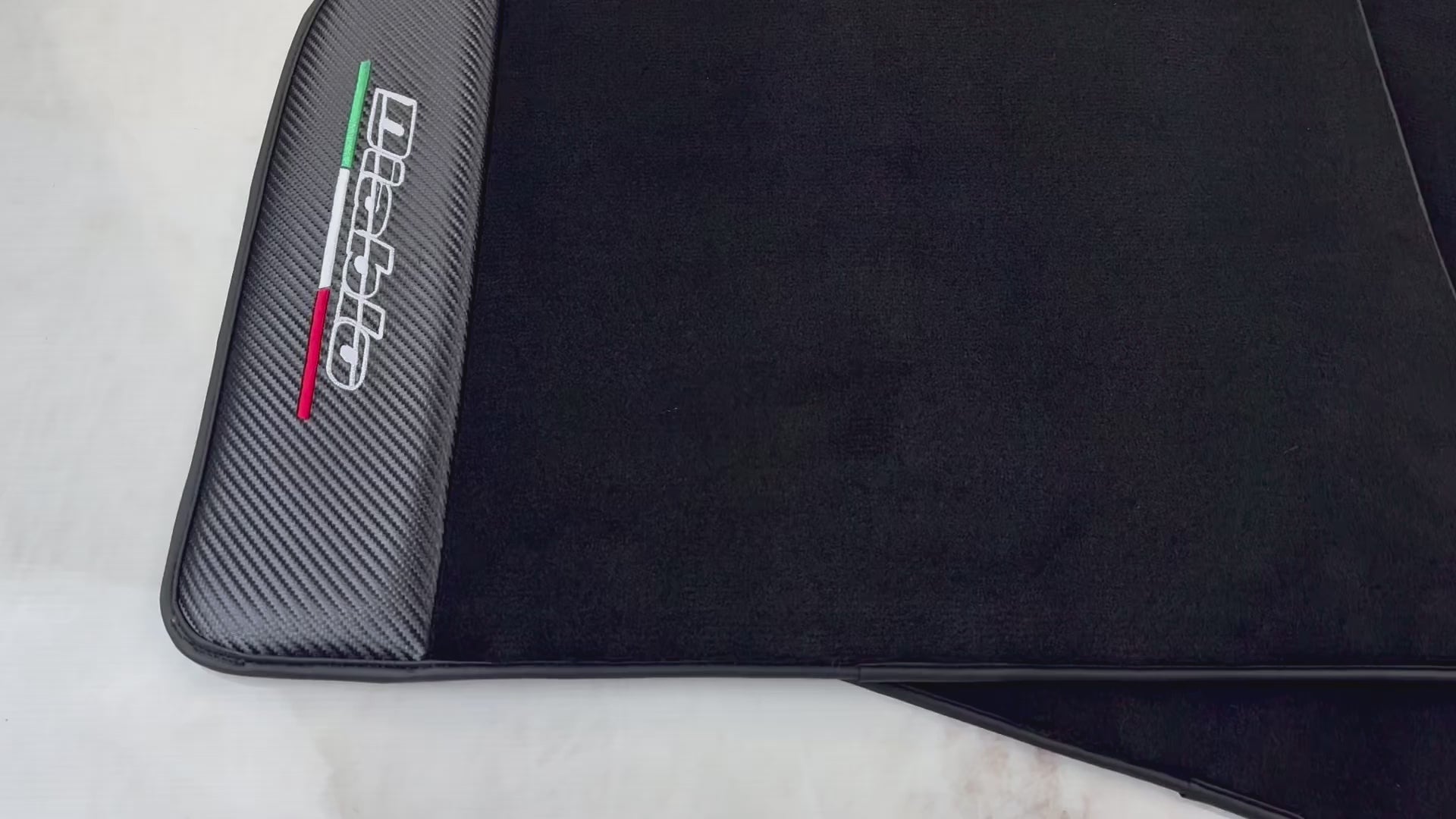 سجاد سيارات أسود لسيارة لامبورغيني ديابلو (1990-2001) مع ألياف الكربون - AutoWin