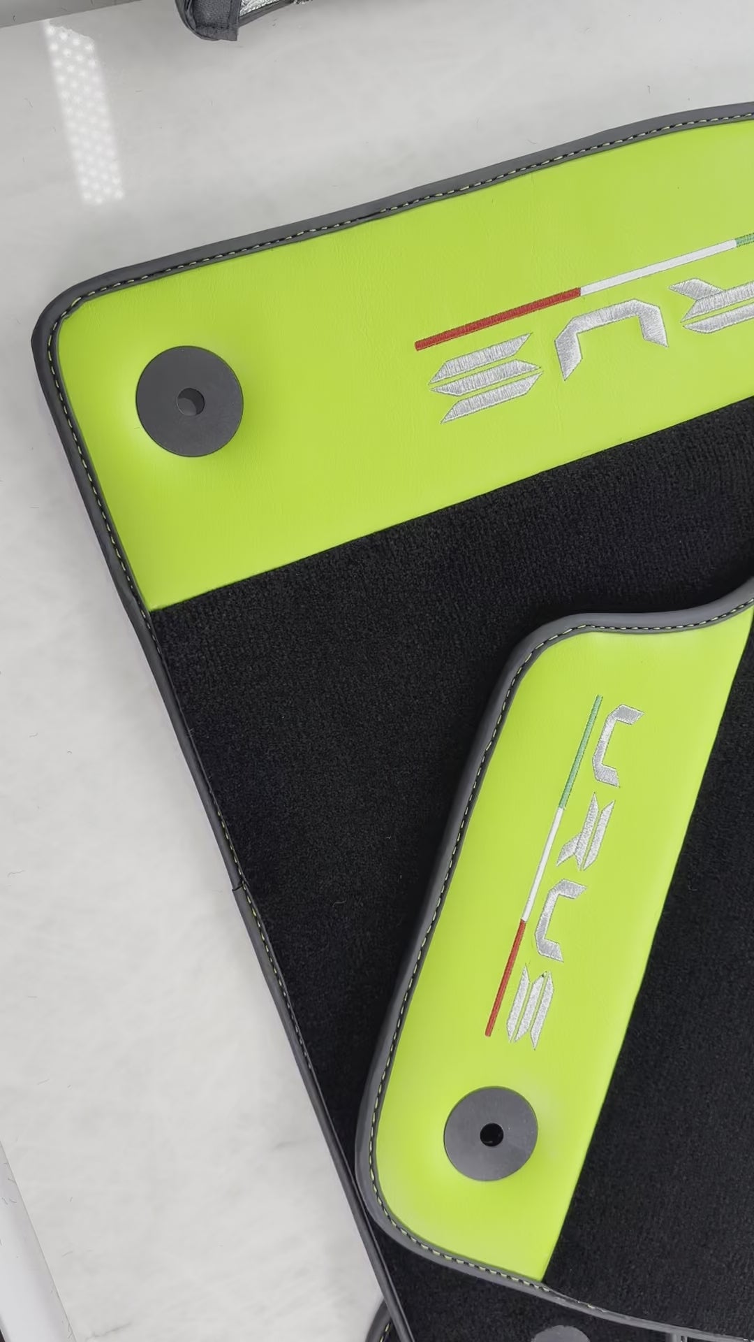 حصائر سيارات سوداء لسيارة لامبورغيني أوروس مع جلد أخضر - AutoWin.EU