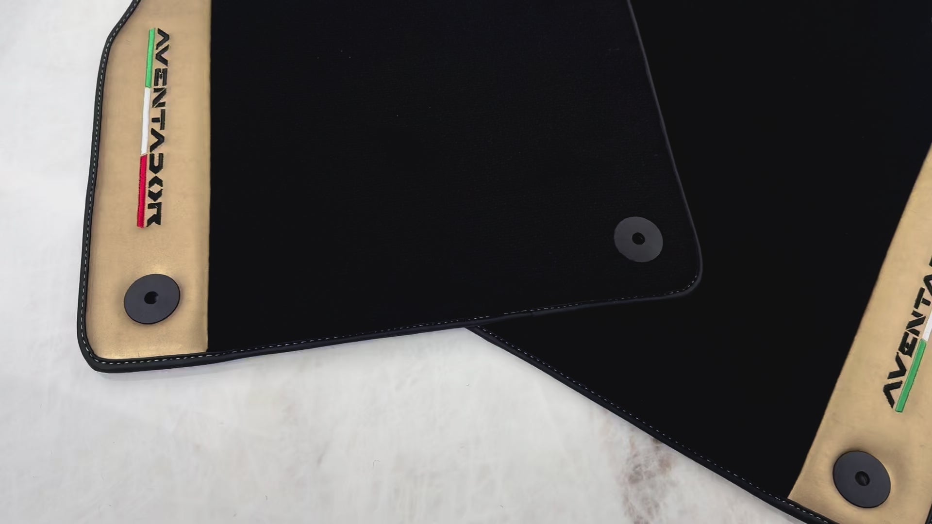 حصائر سيارات سوداء بإصدار إيطالي لسيارة لامبورغيني أفينتادور (2012-2022) مع حافة جلدية ذهبية - AutoWin.EU