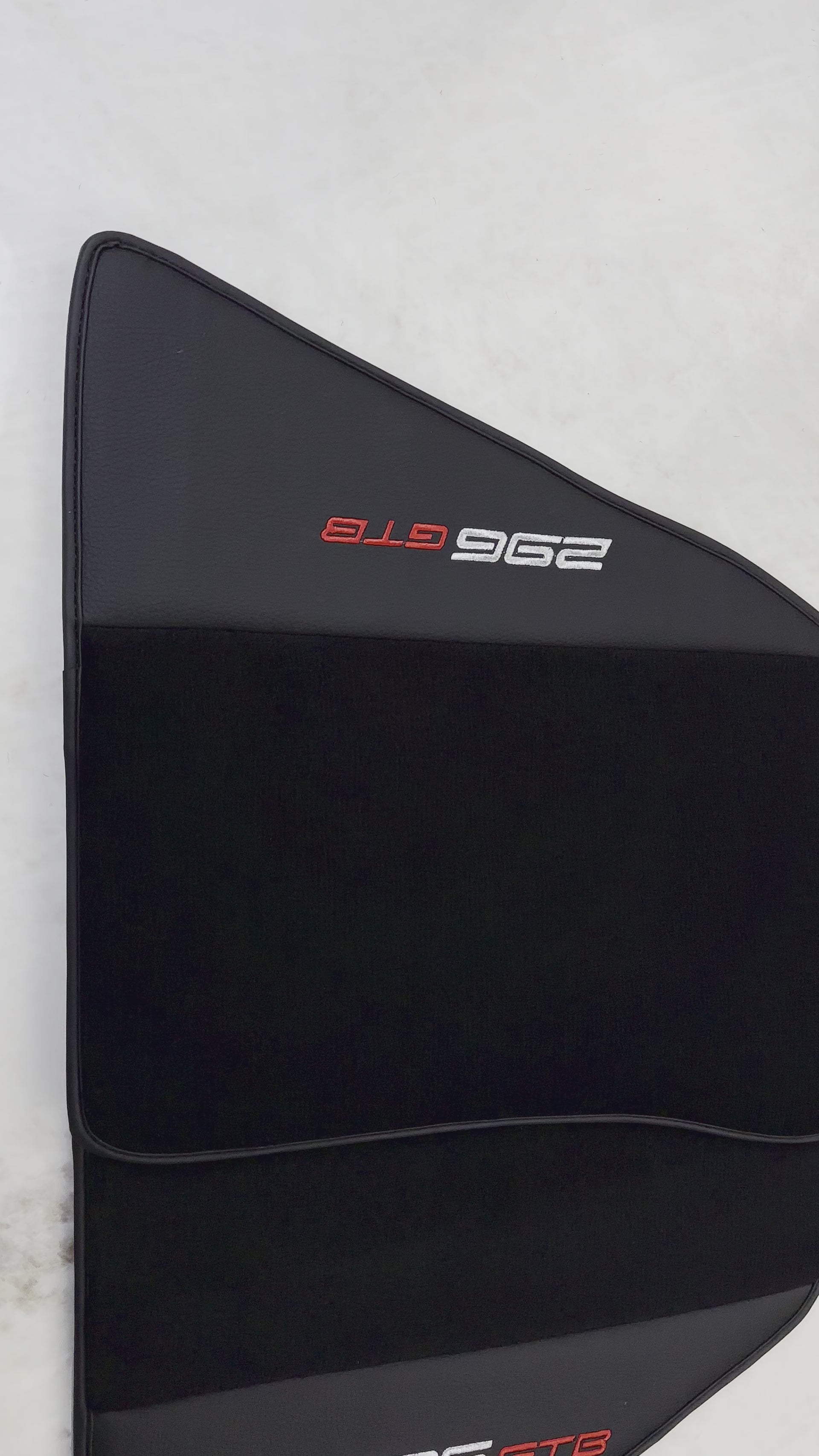 سجادات سيارات سوداء لفيراري 296 GTB (2022-2025) مع جلد - AutoWin