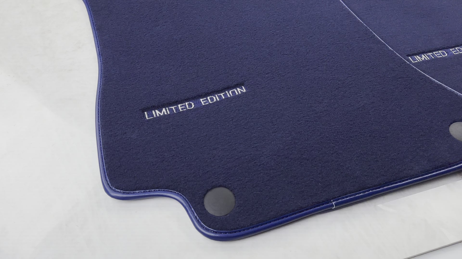 حصائر سيارات زرقاء داكنة لمركبة مرسيدس بنز E-Class W213 سيدان (2016-2020) | إصدار محدود - AutoWin