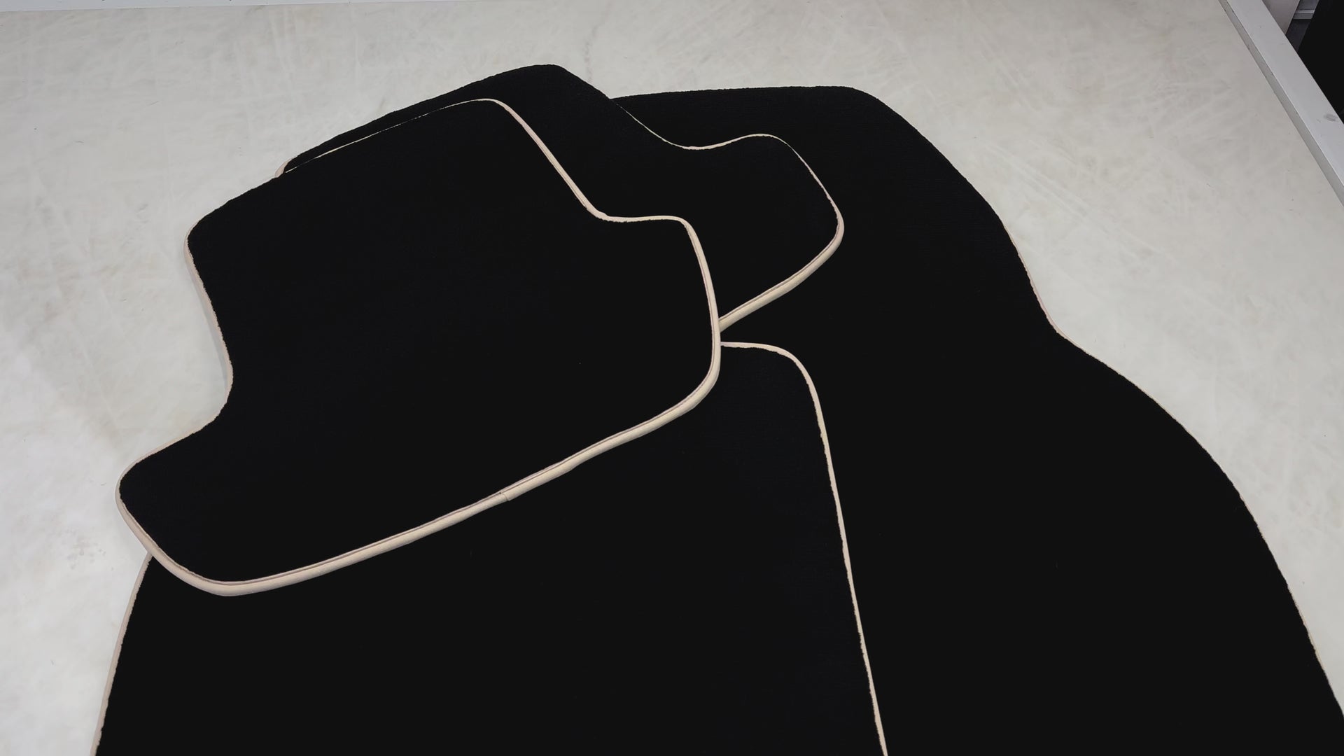 سجاد سيارات أسود لسيارة بورش كايين (2018-2023) | حواف بيج - AutoWin