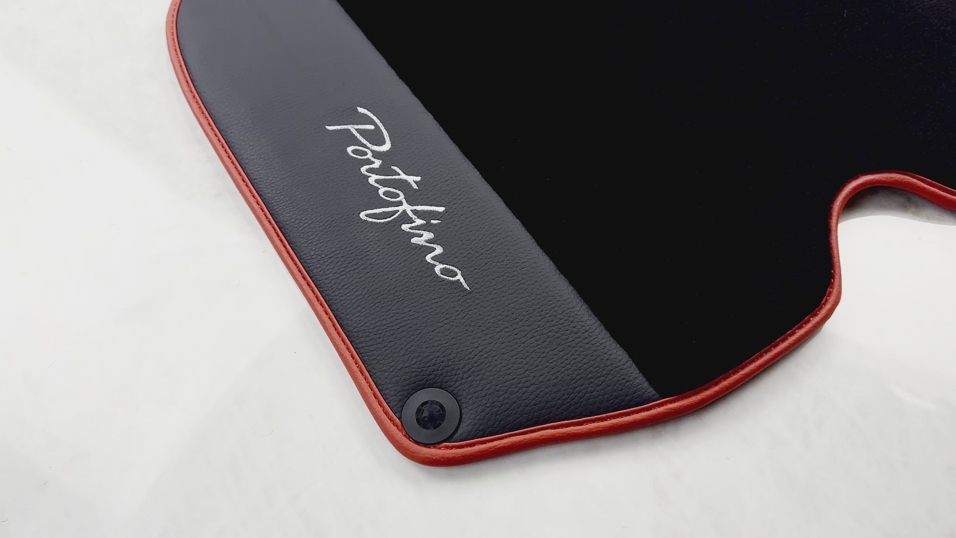 سجادات سيارة سوداء لفيراري بورتوفينو (2018-2023) مع جلد وحواف حمراء - AutoWin