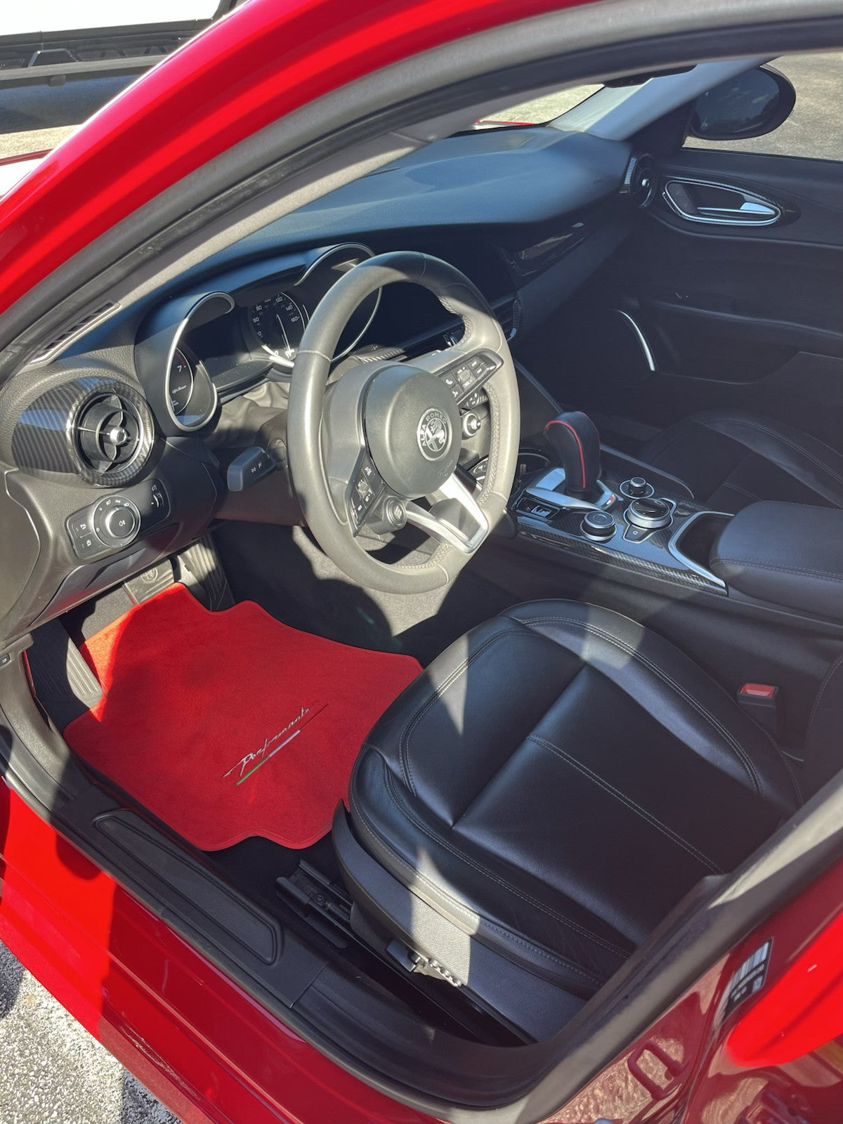 سجاد سيارات حمراء لسيارة ألفا روميو جوليا (2016-2024) الدفع الخلفي